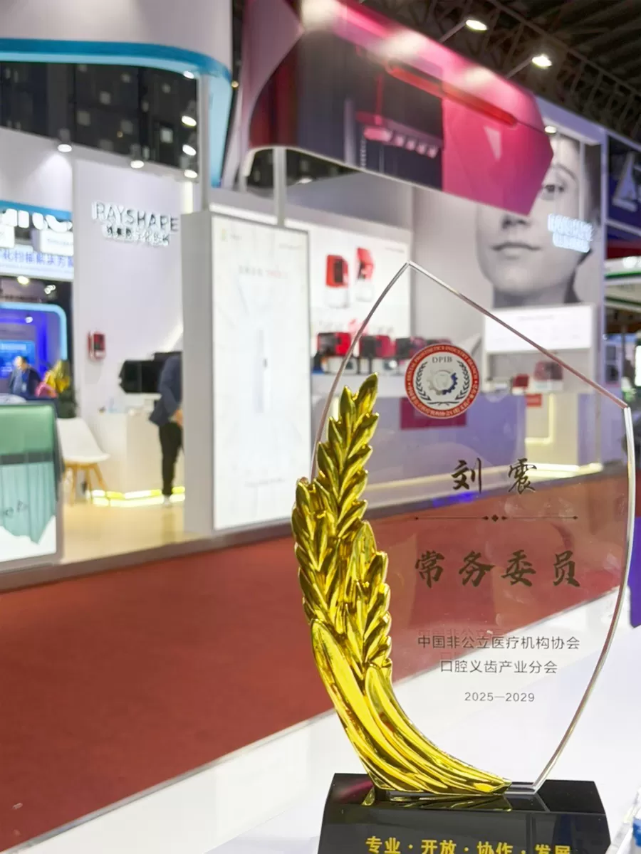 winning-over-dentists-from-home-and-abroad-rayshapes-edge-mini-chairside-digital-solution-makes-its-first-full-line-appearance-at-shanghai-dentech-06.jpg winning-over-dentists-from-home-and-abroad-rayshapes-edge-mini-chairside-digital-solution-makes-its-first-full-line-appearance-at-shanghai-dentech-06.jpg